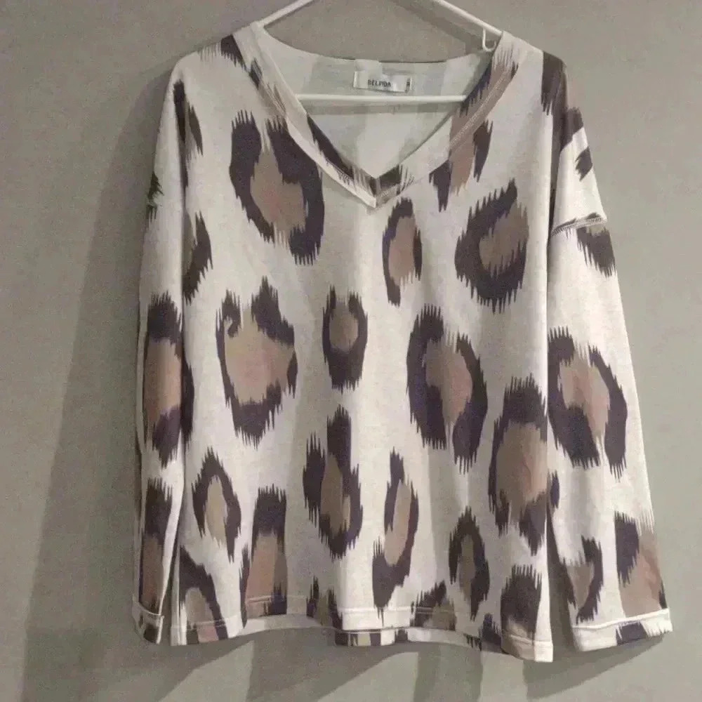 Belinda Womens Medium animal‎ print long sleeve v-neck  top